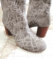 Fashion con le carte geografiche, scarpe, borse, tutto personalizzato