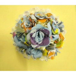 Bouquet di fiori con carte geografiche