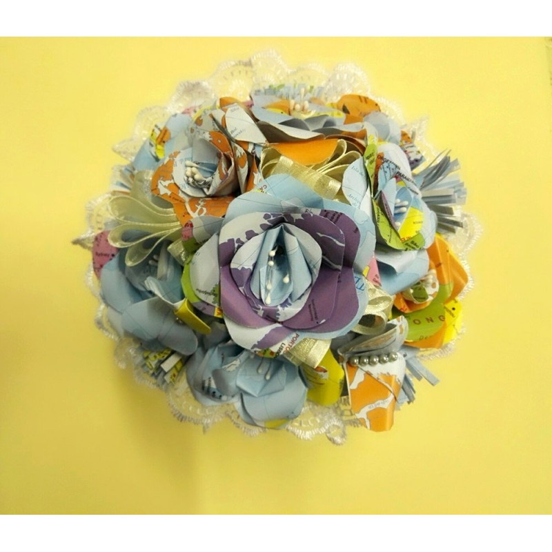 Bouquet di fiori con carte geografiche