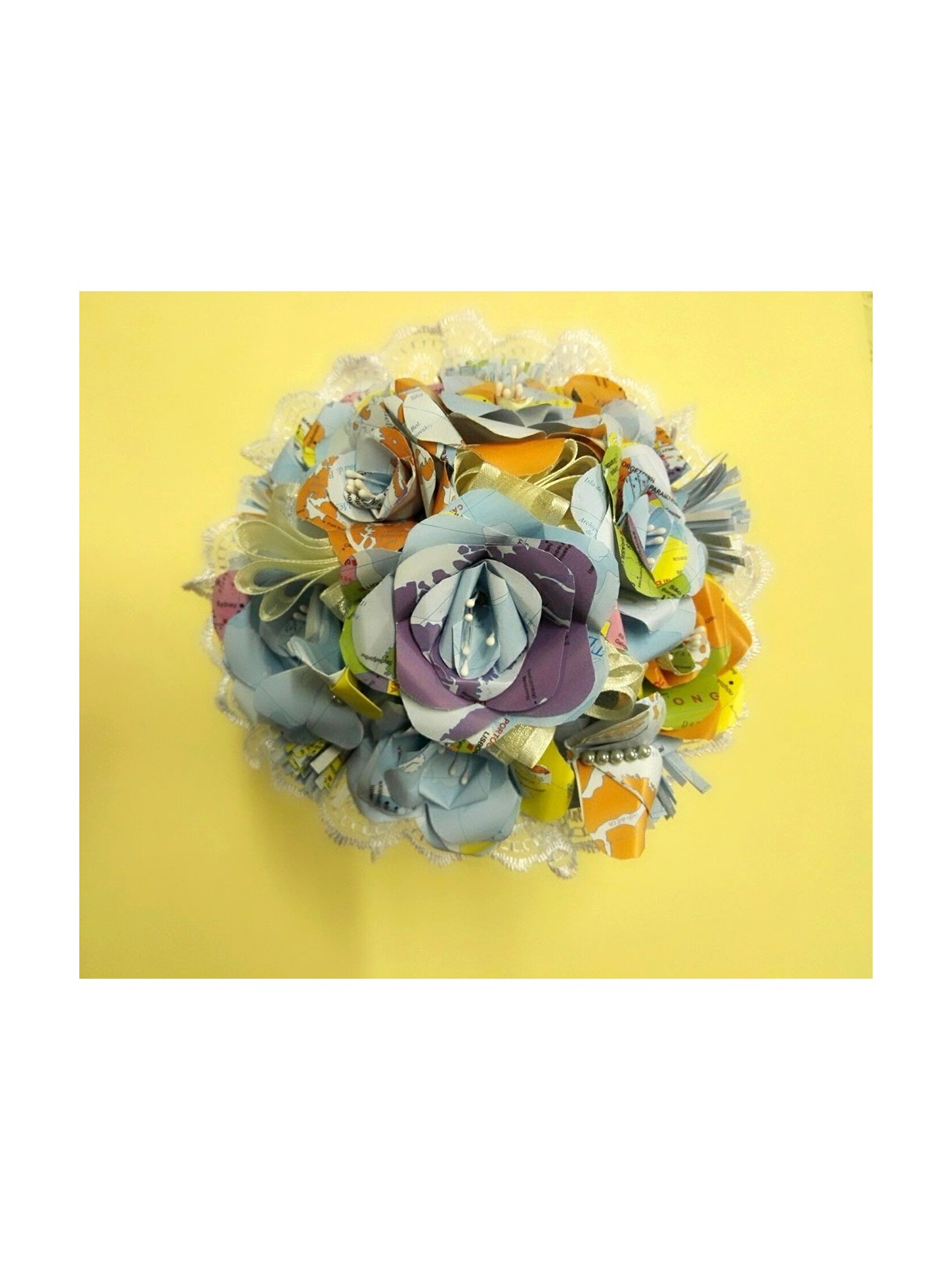 Bouquet di fiori con carte geografiche