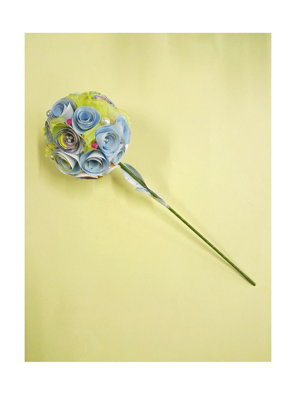 Bouquet di fiori con carte geografiche rotondo