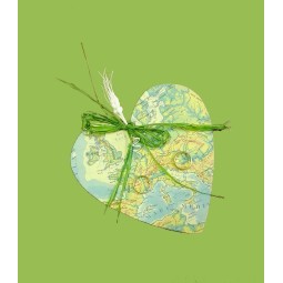 Porta fedi su un cuore di legno con carta geografica