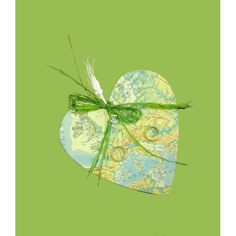 Porta fedi su un cuore di legno con carta geografica