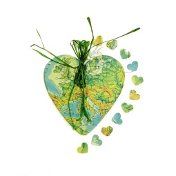 Porta fedi su un cuore di legno con carta geografica