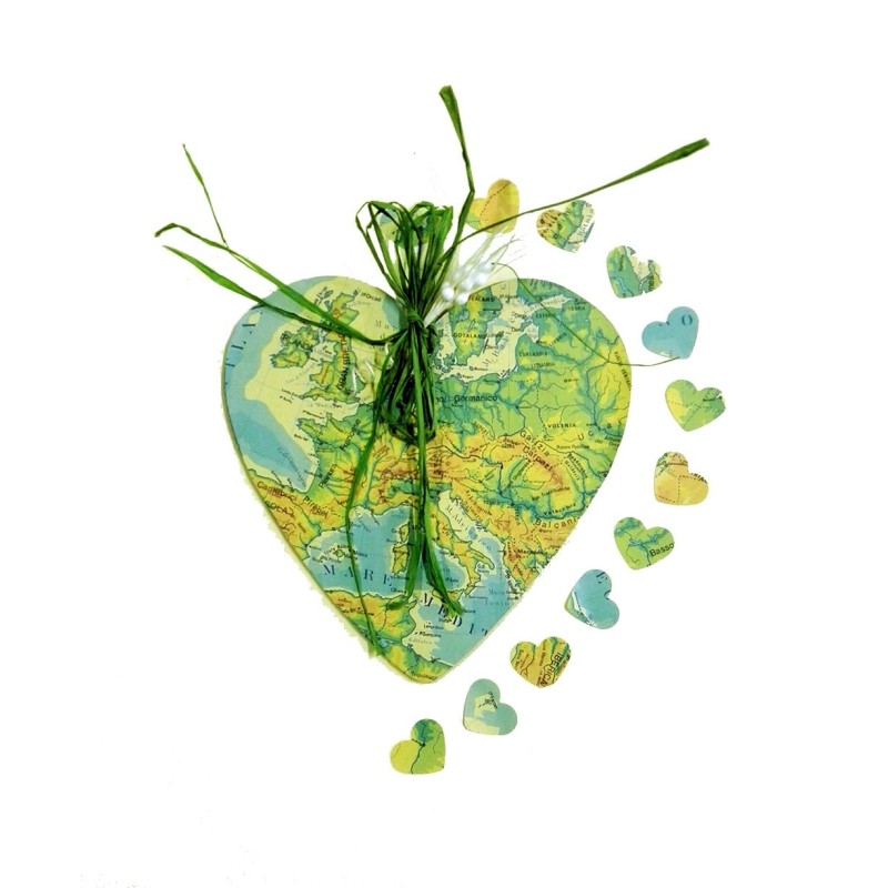 Porta fedi su un cuore di legno con carta geografica