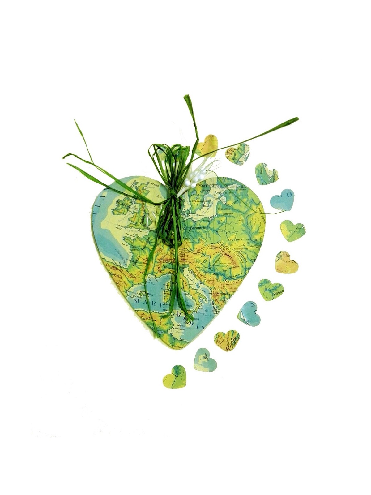 Porta fedi su un cuore di legno con carta geografica