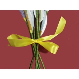 Bouquet di fiori con carte geografiche a fascio