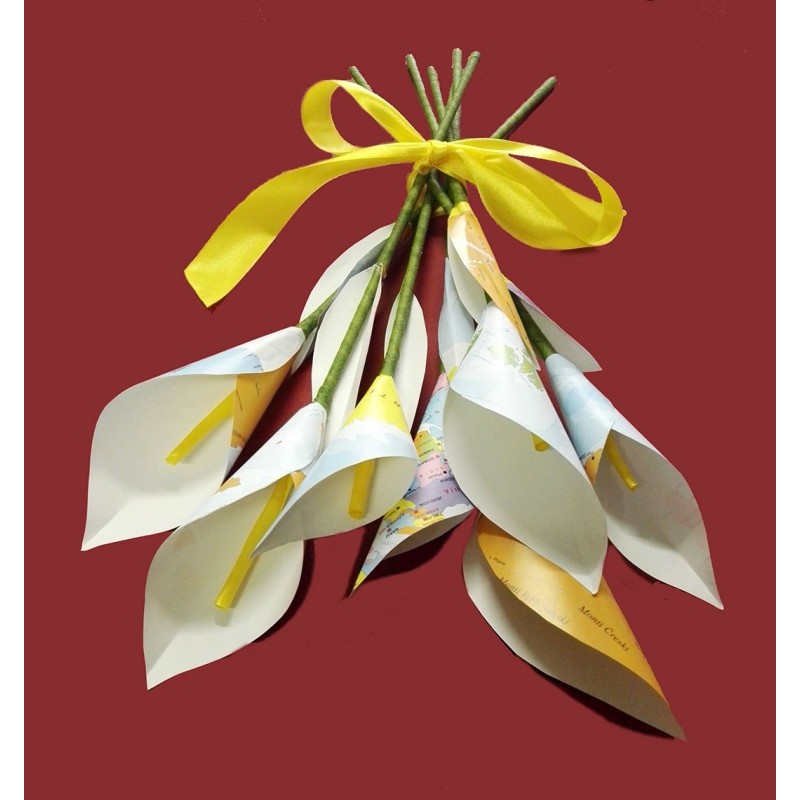 Bouquet di fiori con carte geografiche a fascio