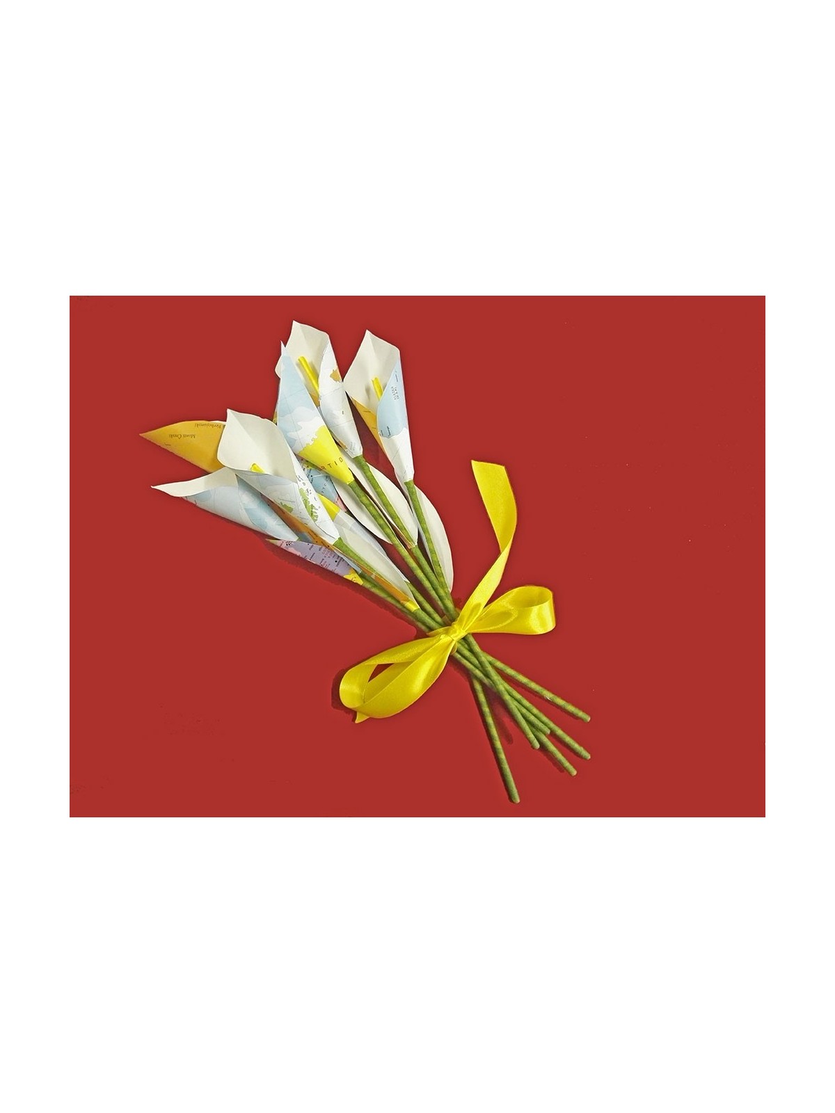 Bouquet di fiori con carte geografiche a fascio