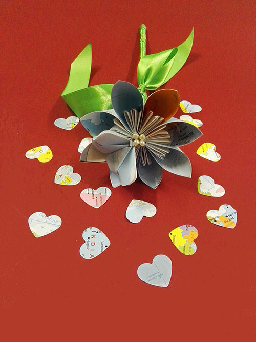 camelia con carta geografica