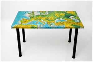 Tavoli con carte geografiche