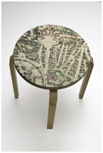 Sgabello con carte geografiche